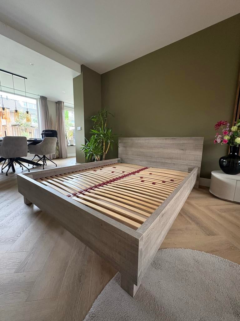 Modern tweepersoonsbed met lattenbodem (met gratis matras), Ophalen, Tweepersoons, Zo goed als nieuw, 200 cm