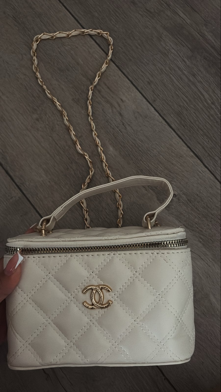 Witte gewatteerde schoudertas met gouden ketting, Ophalen of Verzenden, Zo goed als nieuw, Wit, Schoudertasje