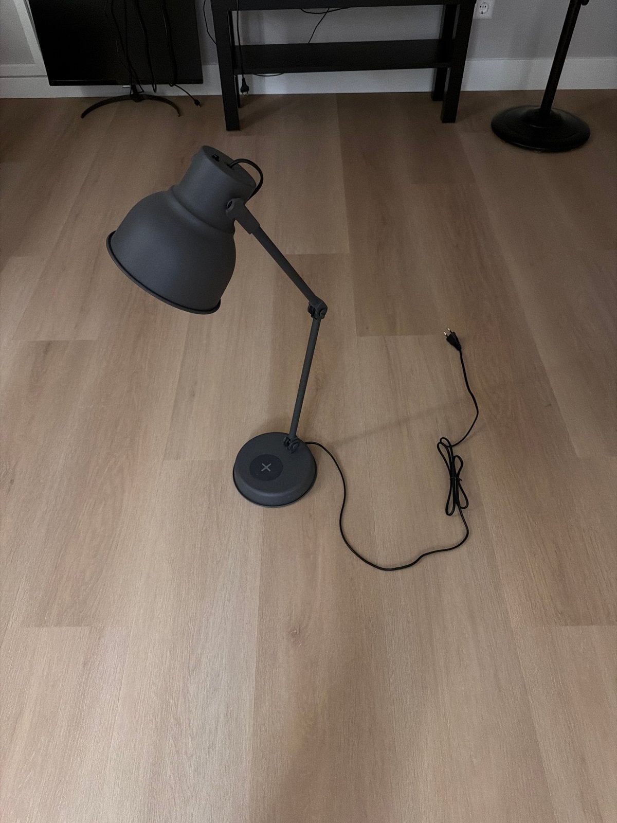 IKEA Bureaulamp met draadloze oplader, Ophalen, Bureaulamp, Verstelbaar, Zo goed als nieuw