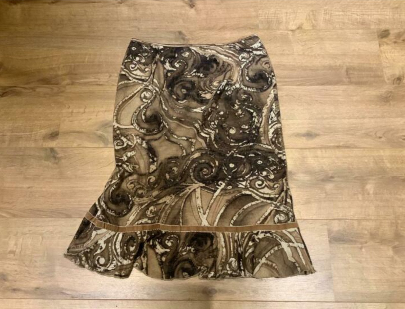Elegante rok met abstracte print - Maat L -42, Kleding | Dames, Bruin, Maat 42/44 (L), Ophalen of Verzenden, Knielengte