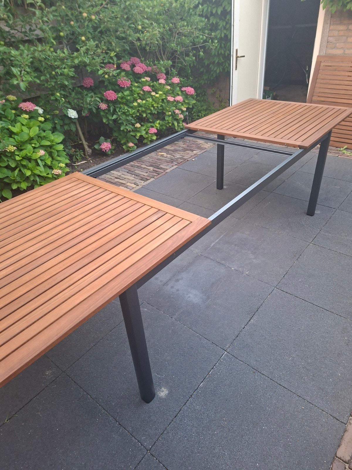 Uitschuifbare tuintafel van FSC hout en aluminium, Ophalen