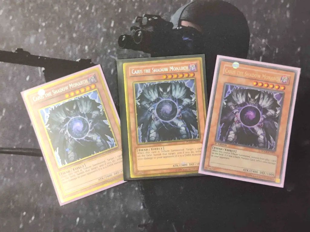 Yu-Gi-Oh! Caius the Shadow Monarch – playset 3x, Ophalen of Verzenden, Zo goed als nieuw, Meerdere kaarten, Foil