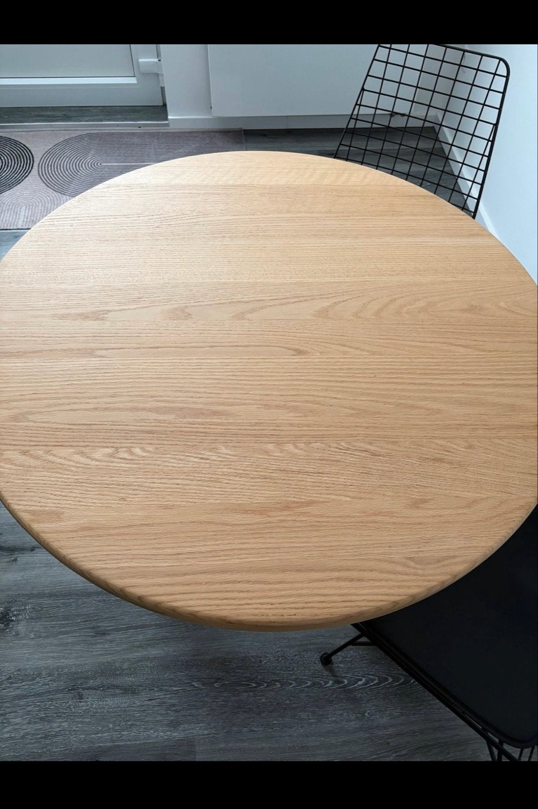 Ronde eikenhouten eettafel met stalen poten en 2 stoelen, Huis en Inrichting, Tafels | Eettafels, Ophalen, Gebruikt, 100 tot 150 cm