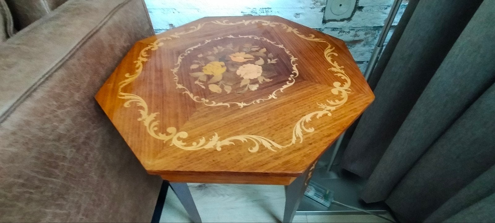 Muziektafel met Speeldoos, Inlegwerk, Ophalen