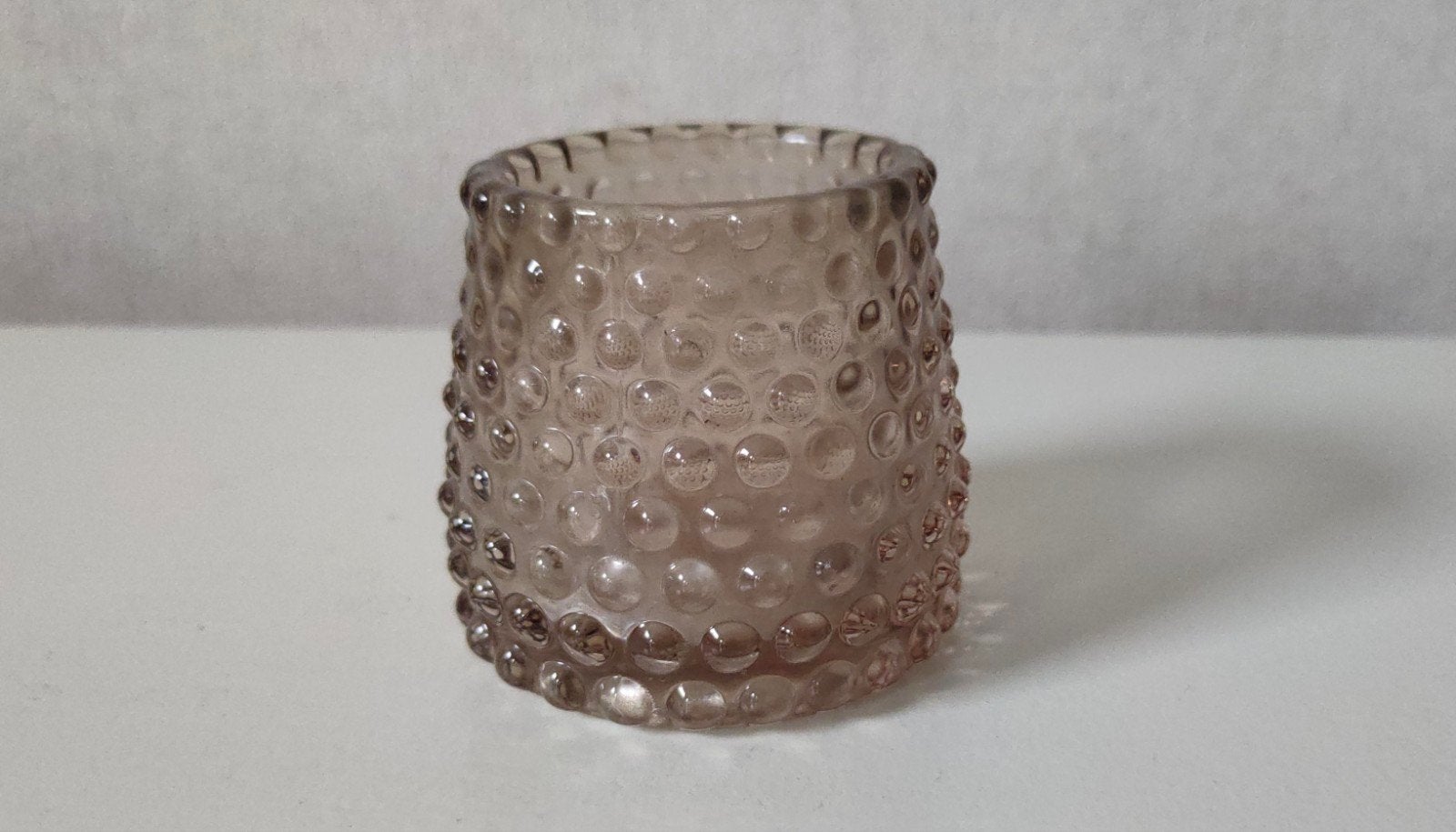 Waxinelichthouder van lichtbruin/grijs glas met bobbeltjes, Huis en Inrichting, 7 cm, Waxinelichthouder, Ophalen of Verzenden
