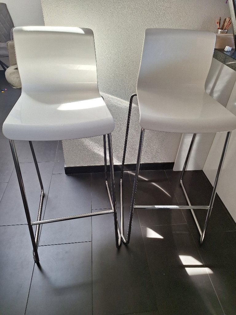 Twee mooie witte barkrukken van Ikea, 2 krukken, Ophalen, Zo goed als nieuw, 60 tot 90 cm