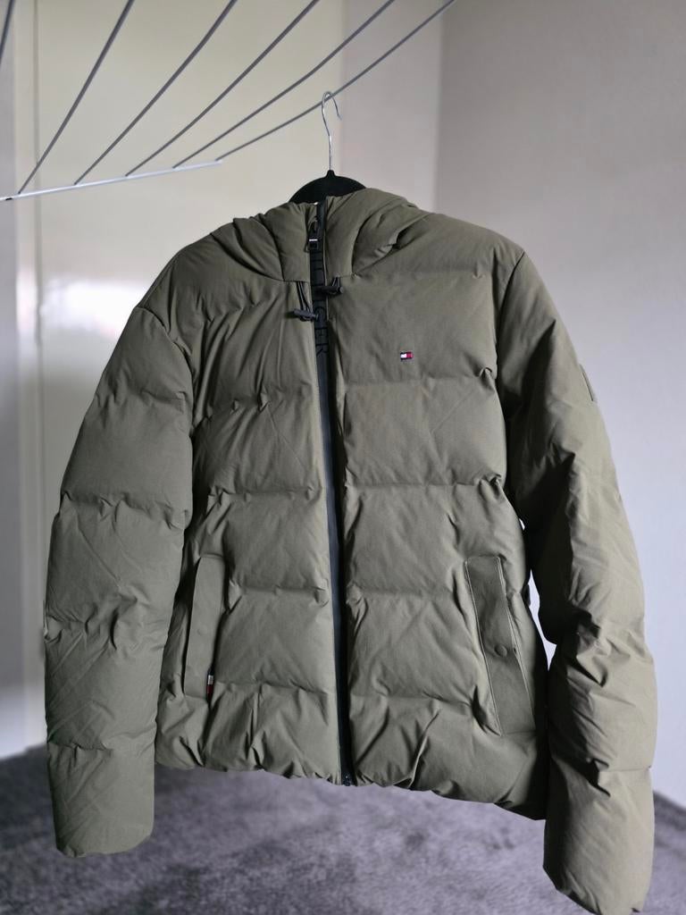 Gloednieuwe Tommy Hilfiger winterjas khakikleur., Kleding | Heren, Jassen | Winter, Ophalen of Verzenden, Nieuw, Maat 48/50 (M)