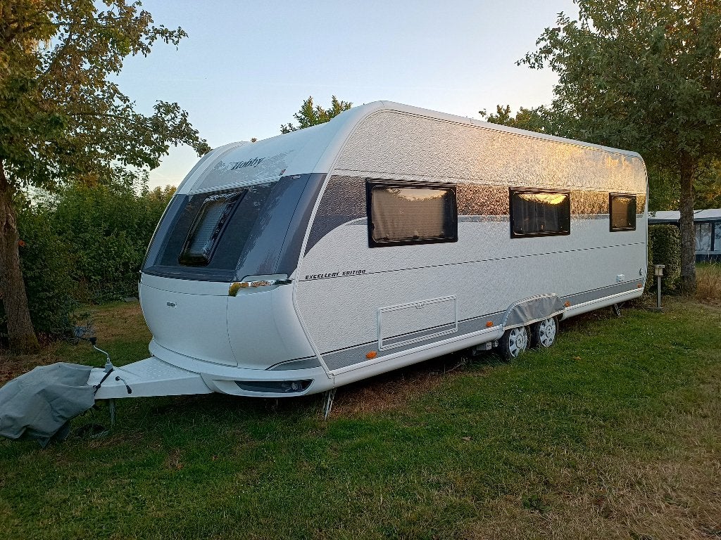 Hobby Excellent Edition 650 UMFE 2025 wintervast tent douche, Caravans en Kamperen, Caravans, Schokbreker, Hobby, 7 tot 8 meter