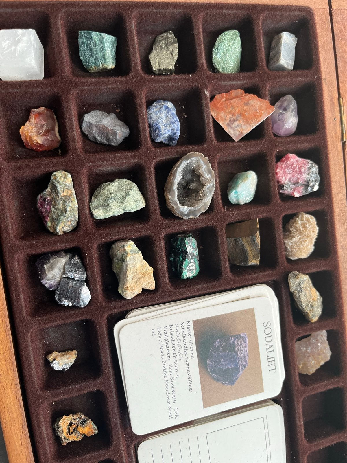 Verzameling van mineralen en edelstenen in houten kist, Ophalen, Mineraal