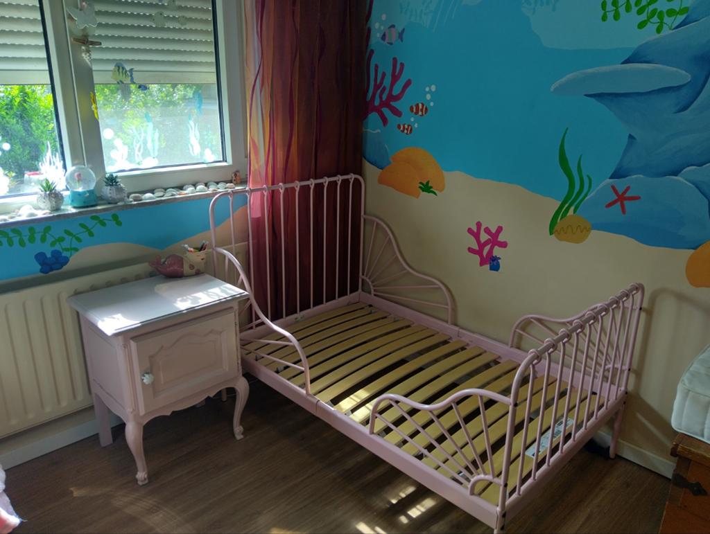 Ikea minnen Roze meegroeibed met lattenbodem en nachtkastje, Kinderen en Baby's, Kinderkamer | Bedden, Ophalen, 85 tot 100 cm