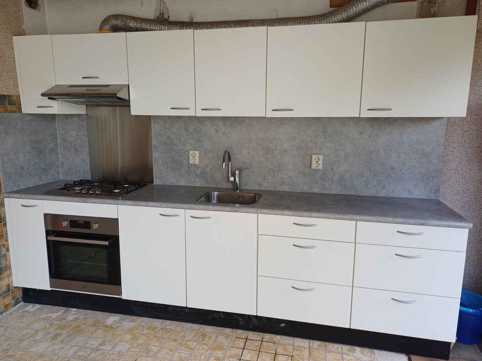 Complete nette witte keuken met apparatuur, Ophalen, Gebruikt, Wit, Enkelwandige keuken