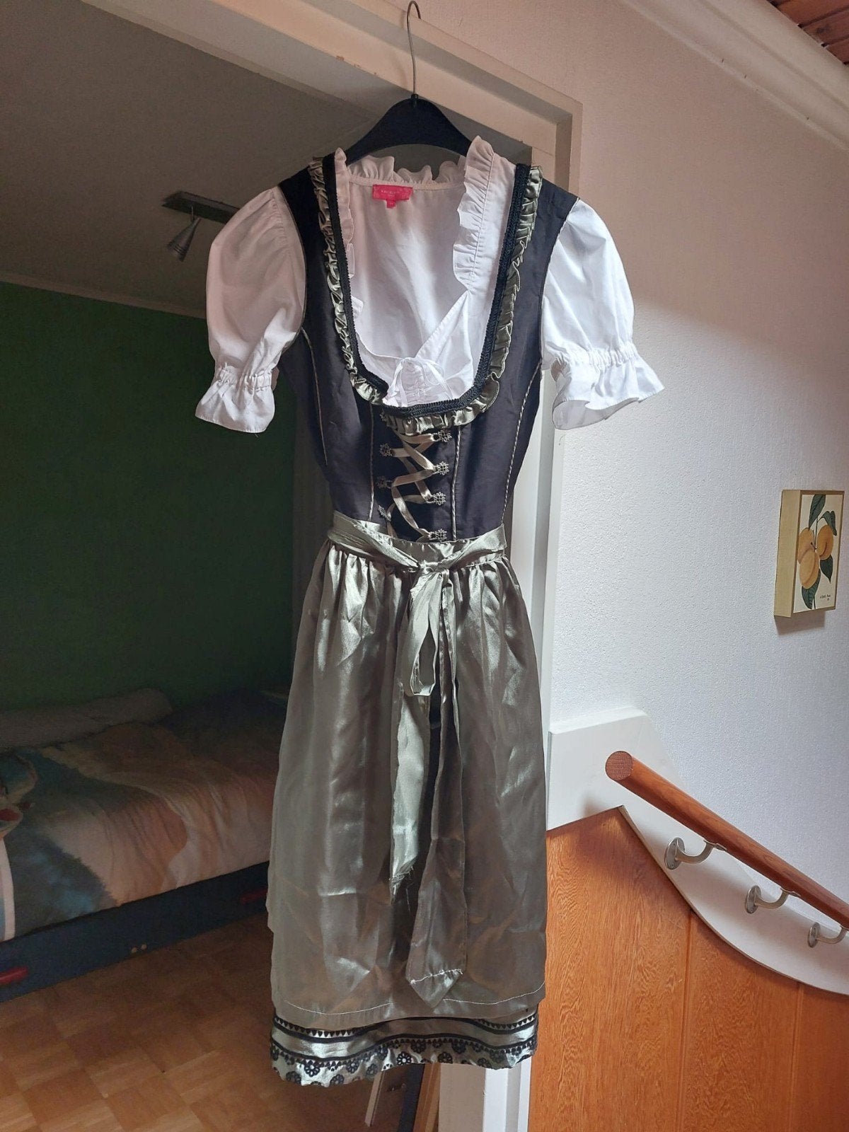 Mooie Dirndl jurk voor de Oktoberfeesten - Maat 38, Meerkleurig, Zo goed als nieuw, Knielengte, Ophalen