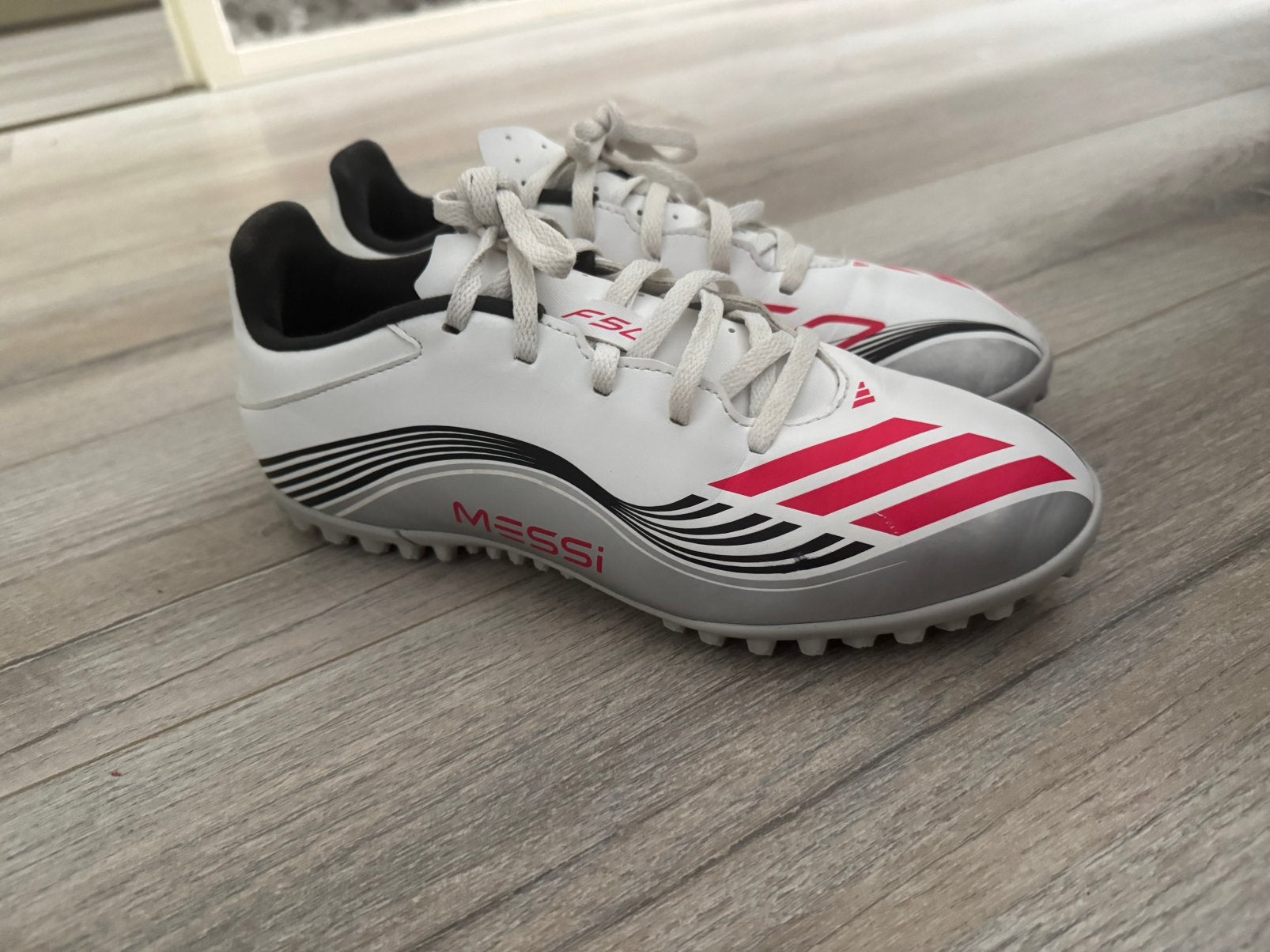 Messi voetbal schoenen maat 40 1/2 zgan, Sport en Fitness, Voetbal, Maat XS of kleiner, Ophalen of Verzenden, Zo goed als nieuw