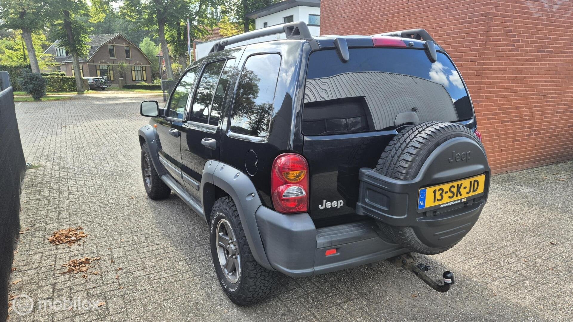 Jeep Cherokee 3.7 V6 Renegade, Automaat, Gebruikt, 3360 kg, Zwart