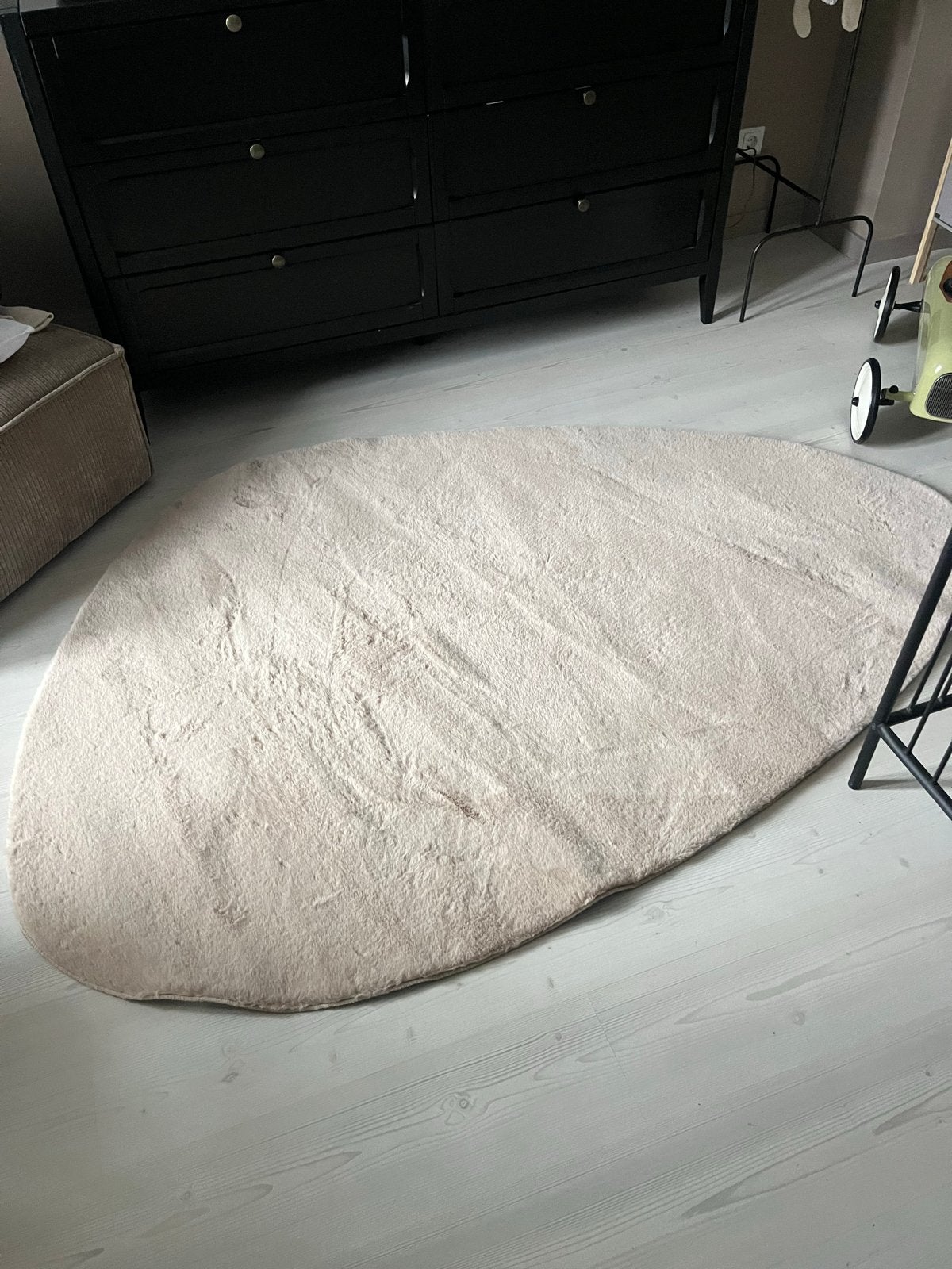 Fluffy vloerkleed beige/taupe keivormig - Nieuw Action, Beige, Nieuw, Ophalen of Verzenden, 150 tot 200 cm