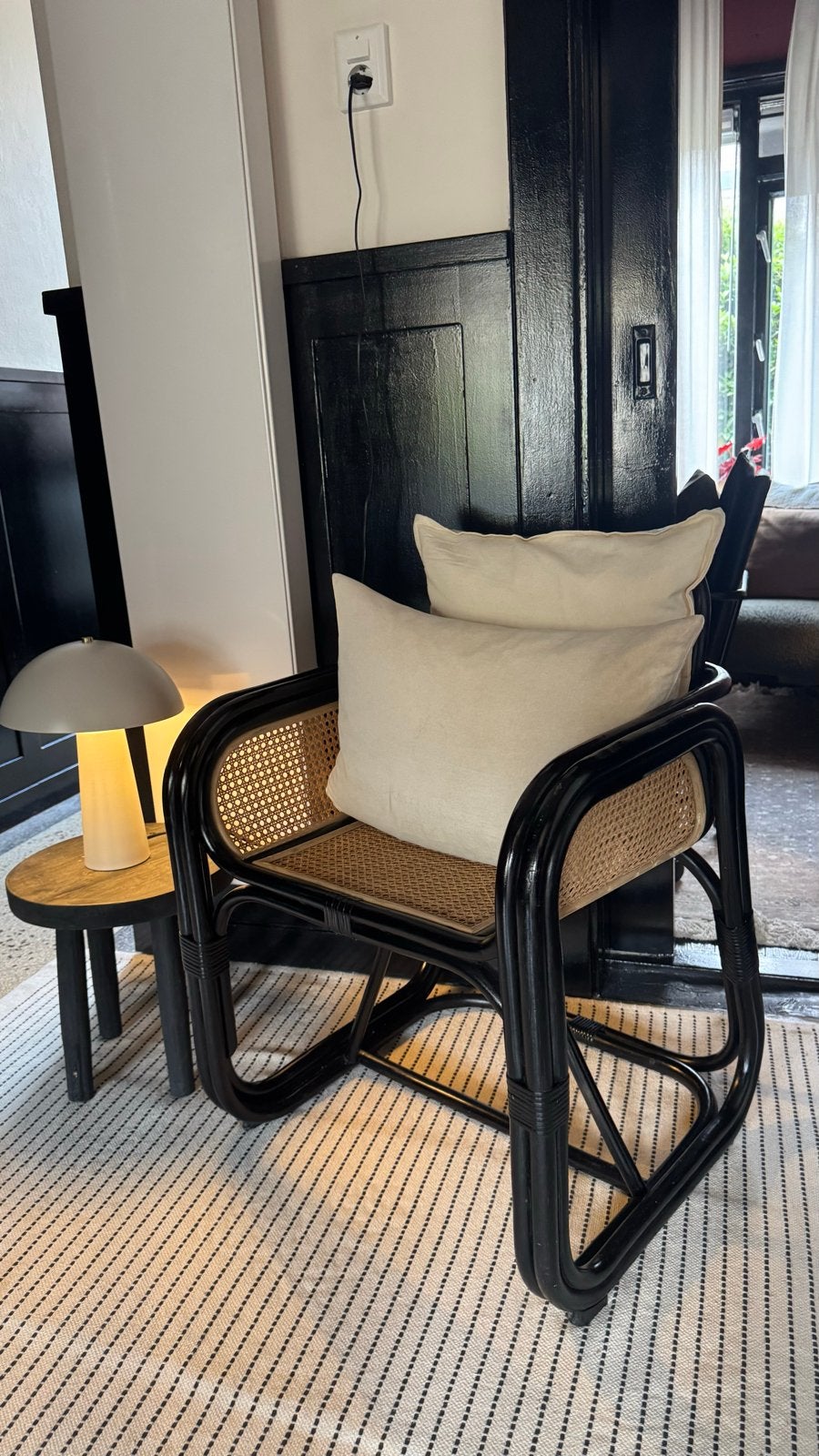 Stijlvolle rotan fauteuil met zwart frame, Ophalen of Verzenden, Zo goed als nieuw, Riet of Rotan