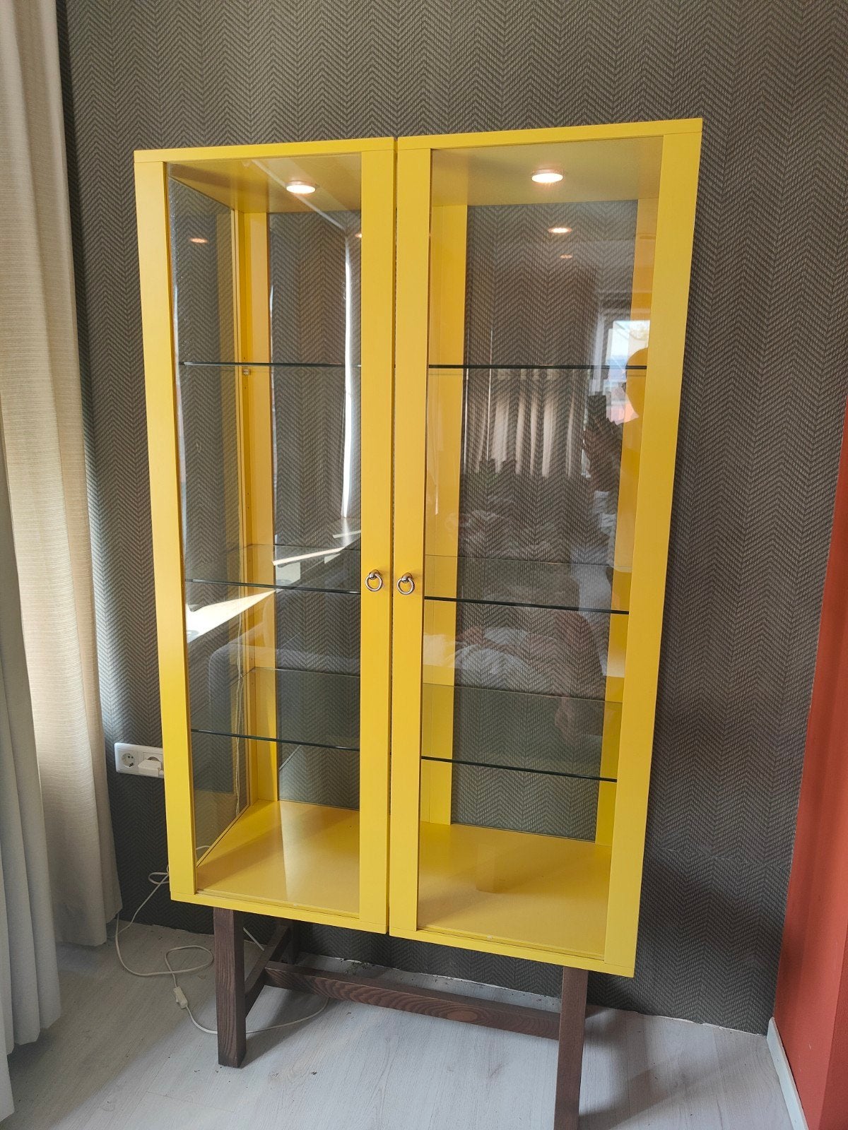 Gele  ikea vitrinekast met glazen planken en verlichting, Ophalen, Glas, 50 tot 100 cm, Modern, Opvallend, Vitrine