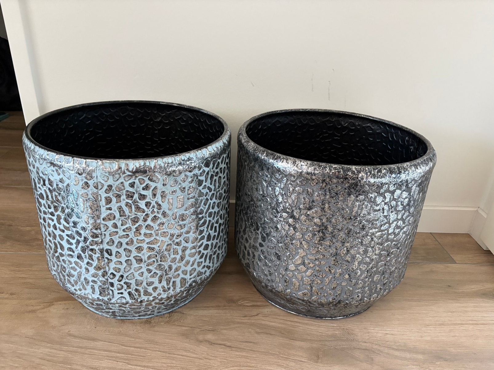 Twee bloempotten, Ophalen, Kunststof, 40 cm of meer, Rond