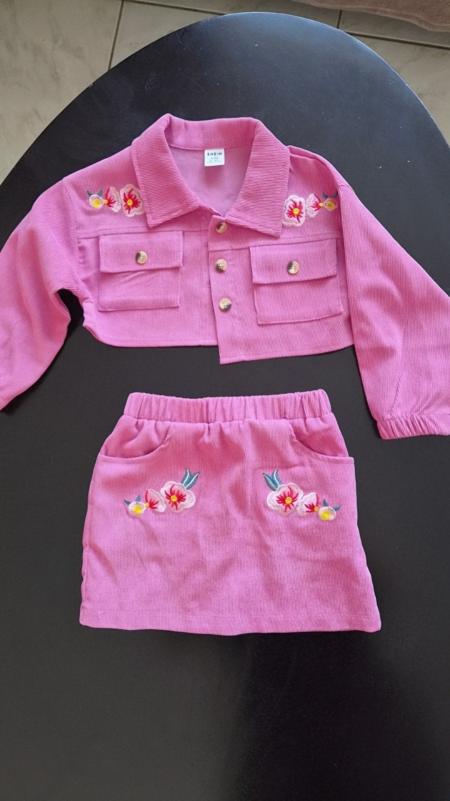 Roze corduroy setje met bloemenborduursels - Maat 110, Ophalen of Verzenden, Zo goed als nieuw, Meisje, Setje