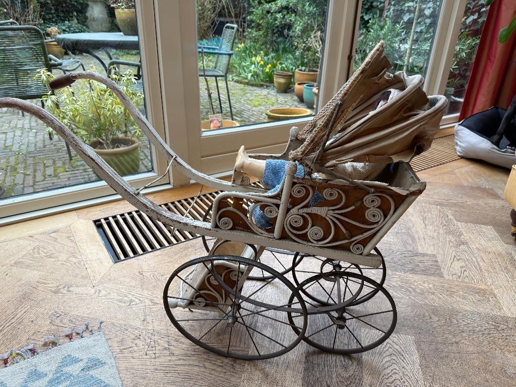 Poppenwagen (antiek) opknapper, Ophalen