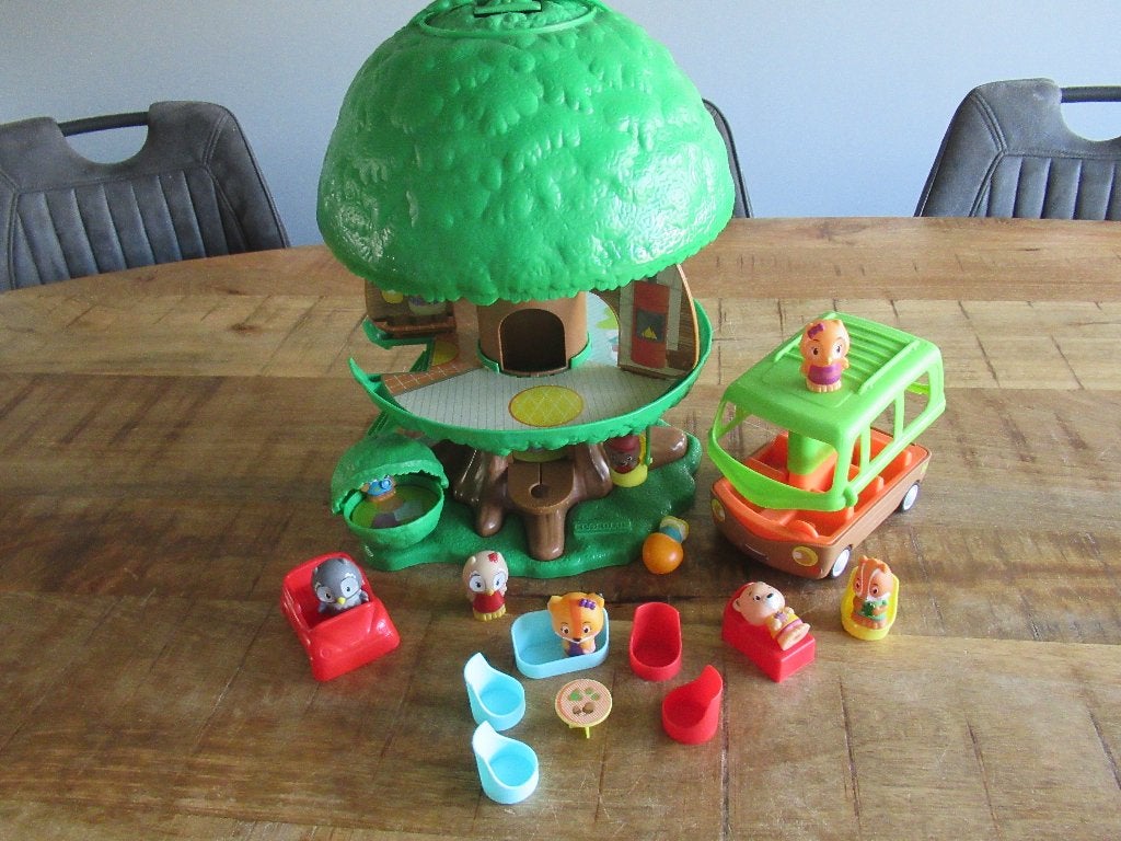 Veel Klorofil boomhuis Boom compleet met bus en 10 poppetjes, Kinderen en Baby's, Speelgoed | Poppenhuizen, Ophalen of Verzenden