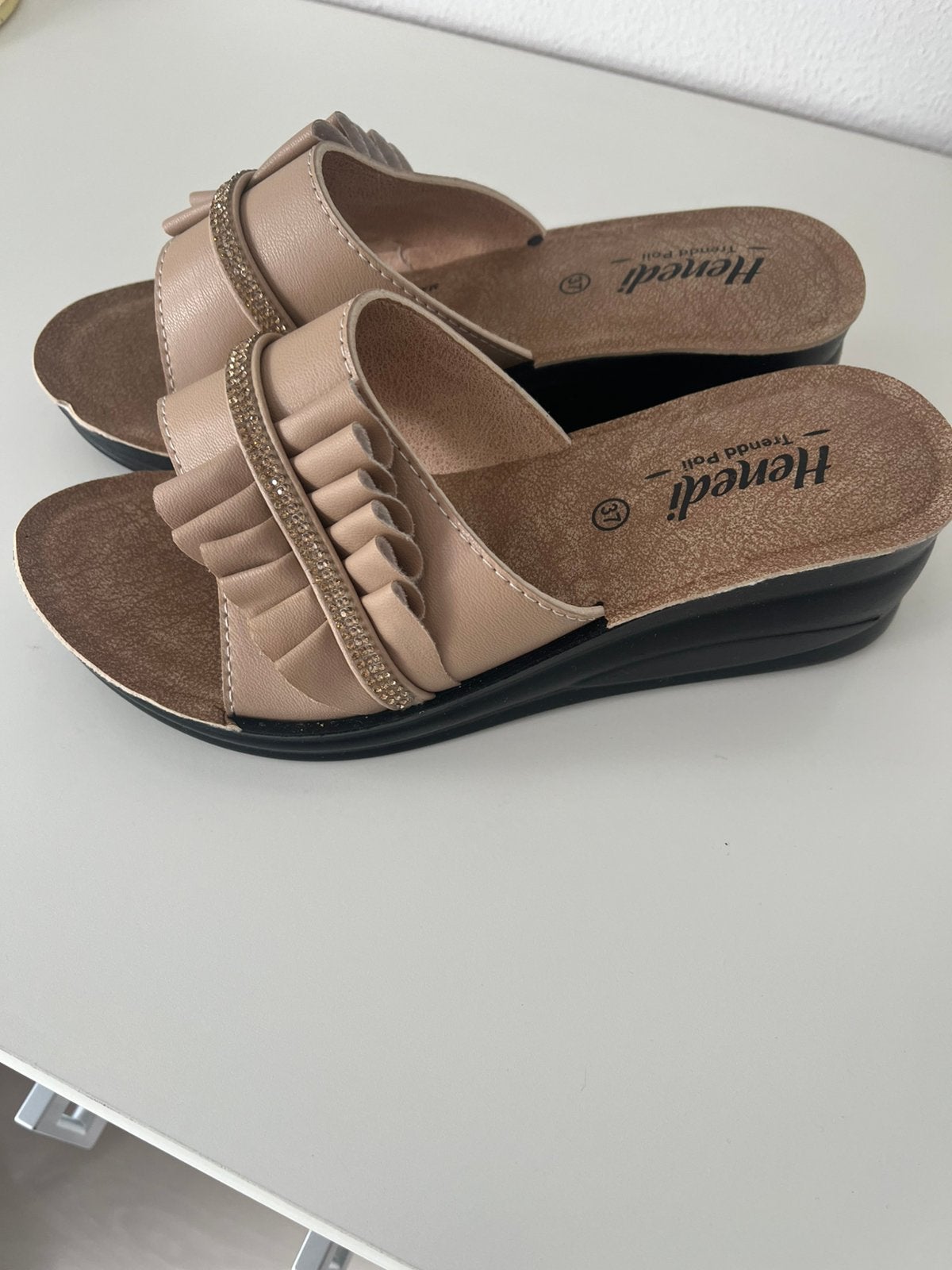 Nieuw damesslippers maat 37, Kleding | Dames, Ophalen of Verzenden, Nieuw, Slippers