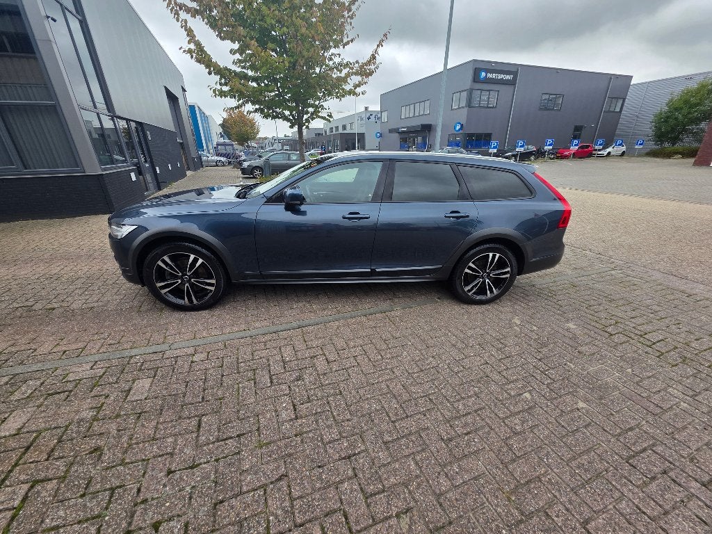 Volvo V90 Cross Country D4 190pk Geartronic AWD 2019 Denim, Automaat, V90, Zwart, 1969 cc