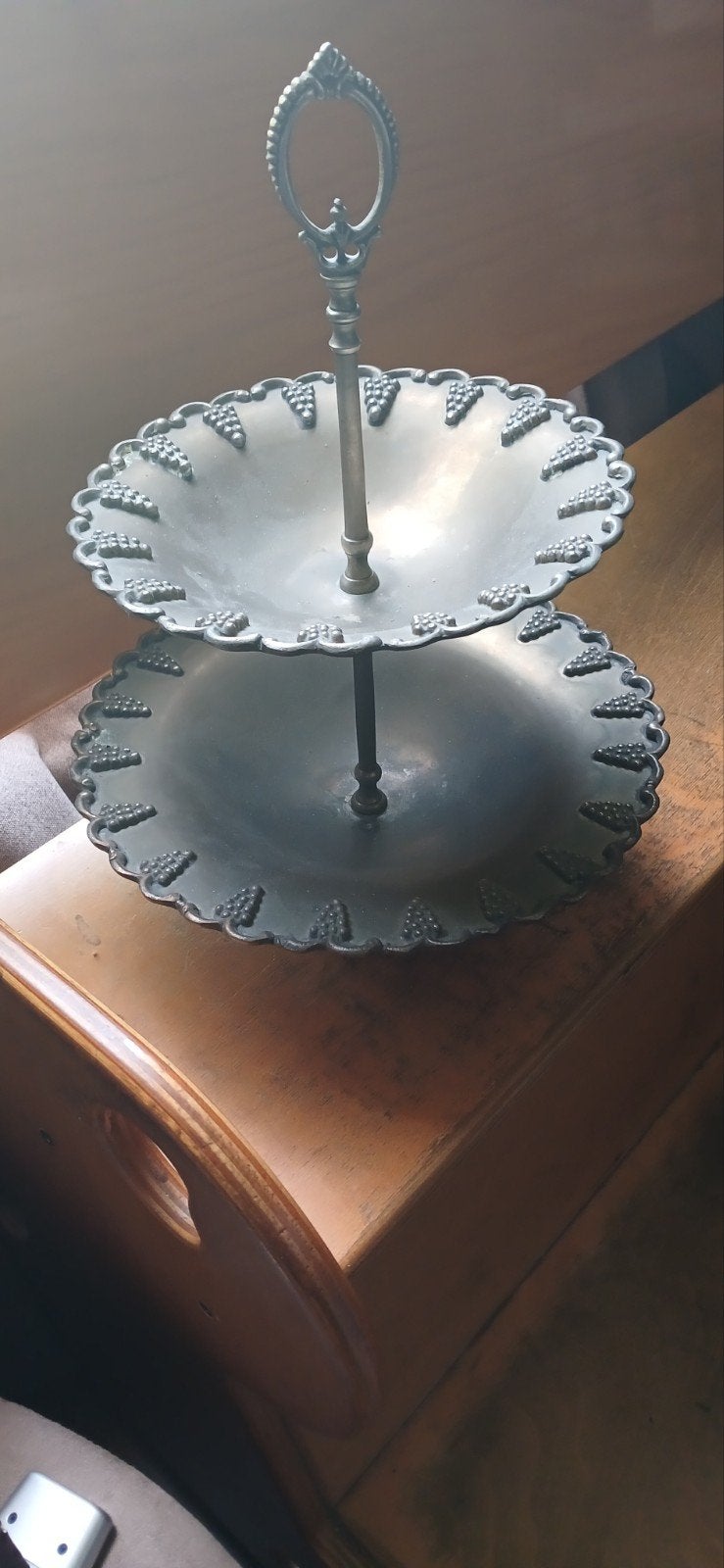 Vintage etagere met 2 lagen en druivenmotief  € 25,00, Ophalen