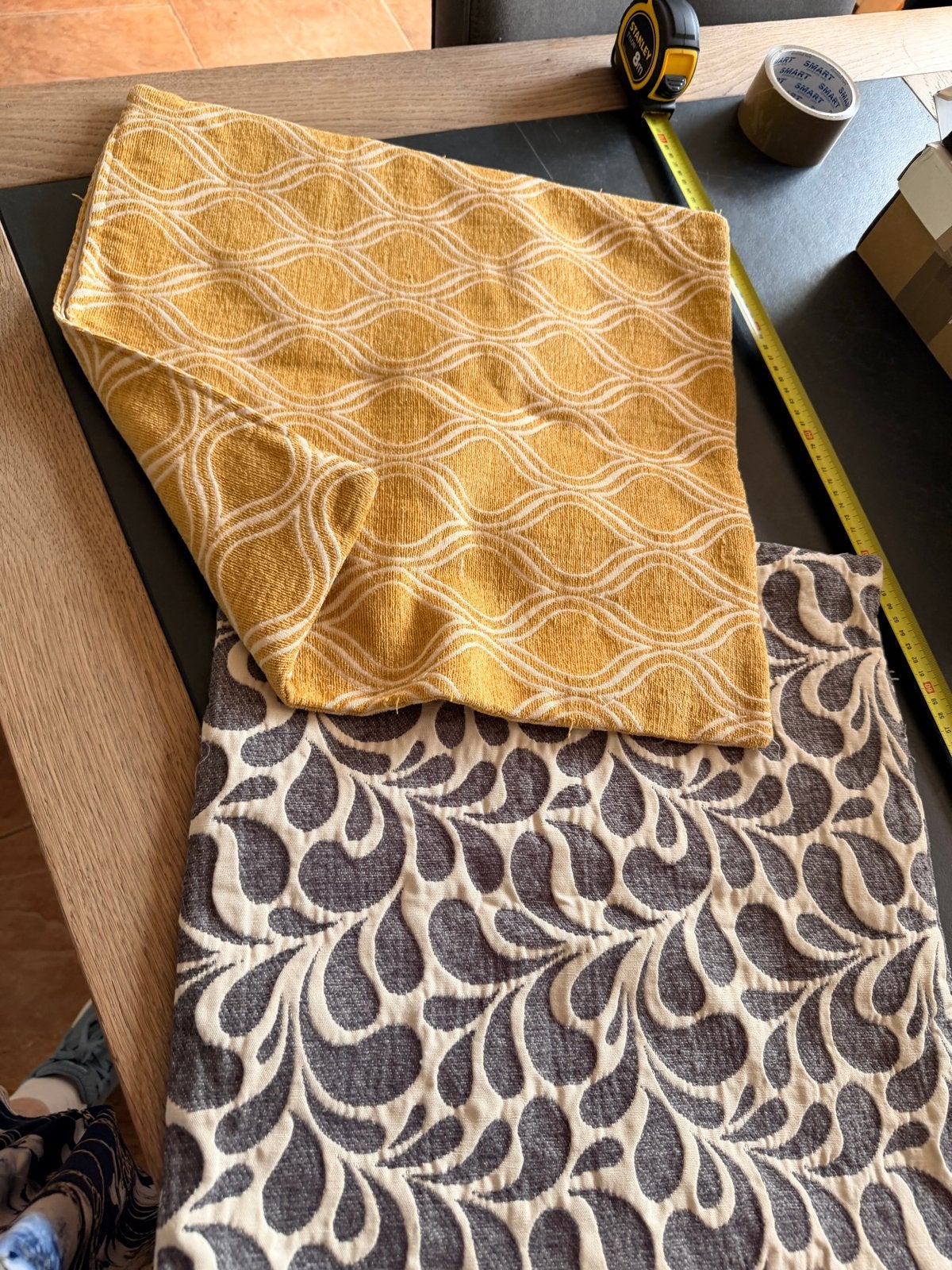 Set van 2 sier kussen hoesjes geel en grijs/wit patroon, Overige merken, Gebruikt, Meerkleurig, Met print