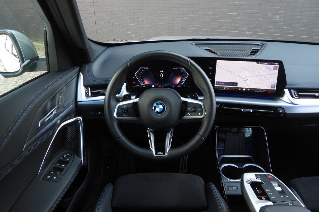 BMW X1 xDrive25e M Sport Automaat / Sportstoelen / Comfort A, Auto's, BMW, Metallic lak, Gebruikt, Zwart, Met garantie (alle)