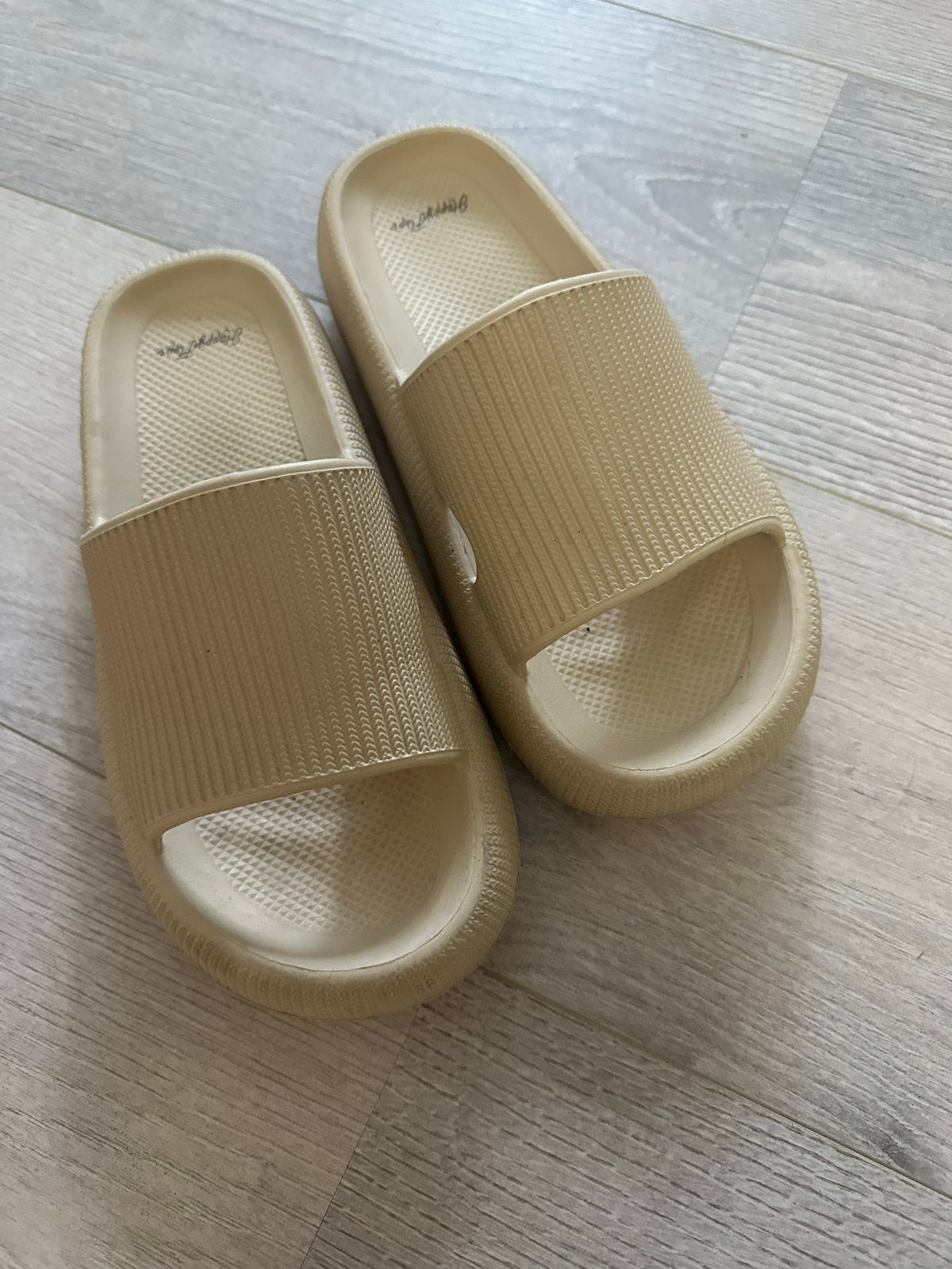 Happy Flops slippers - Beige - Maat 36-37, Ophalen of Verzenden, Zo goed als nieuw, Beige, Slippers