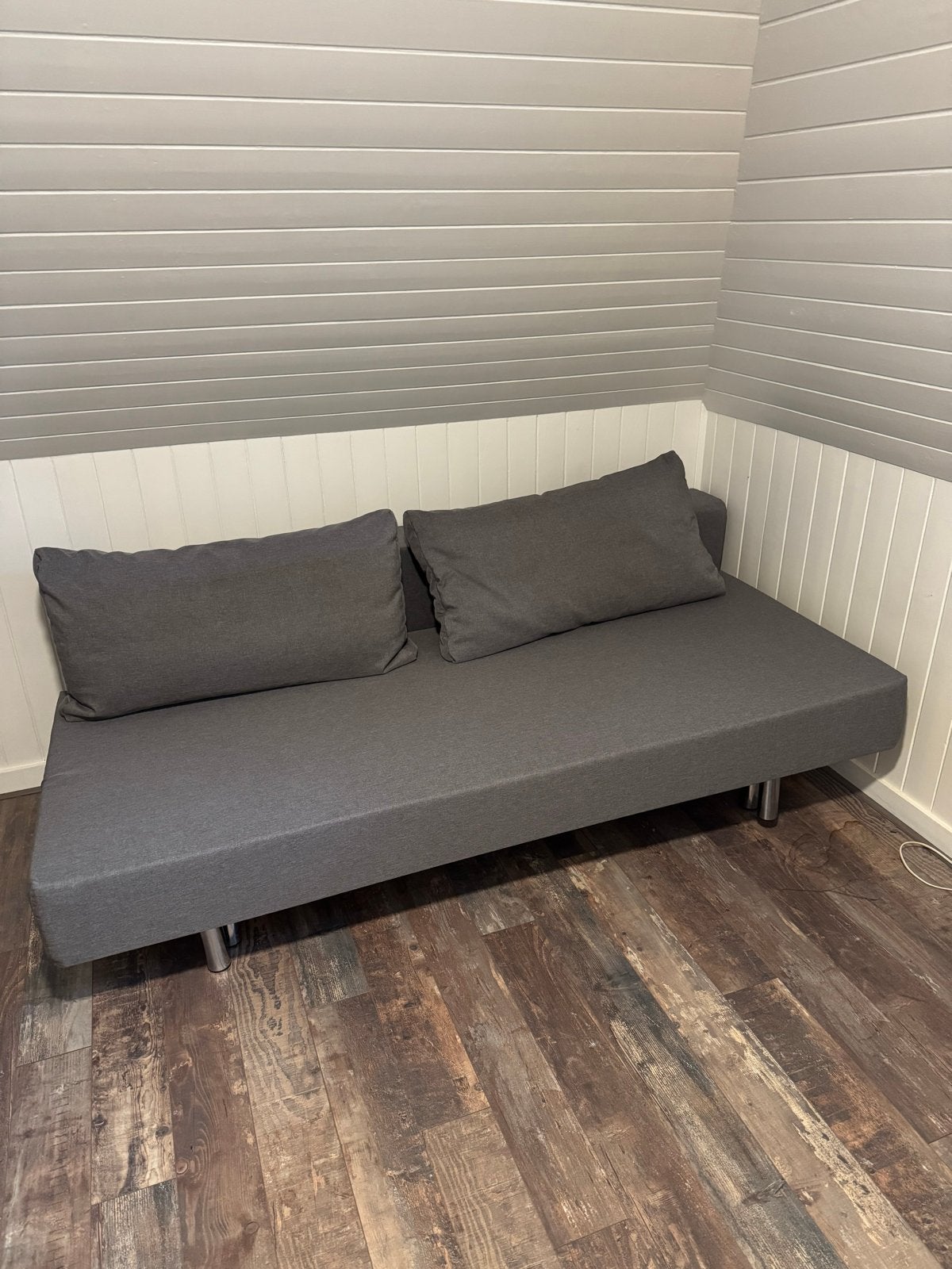 Grijze slaapbank - Compact en comfortabel, Huis en Inrichting, Ophalen, Tweepersoons, Zo goed als nieuw, Grijs