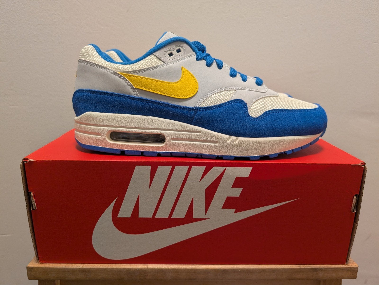 Nike Air Max 1 Signal Blue 43, Kleding | Heren, Schoenen, Nike air max, Overige kleuren, Nieuw, Ophalen of Verzenden
