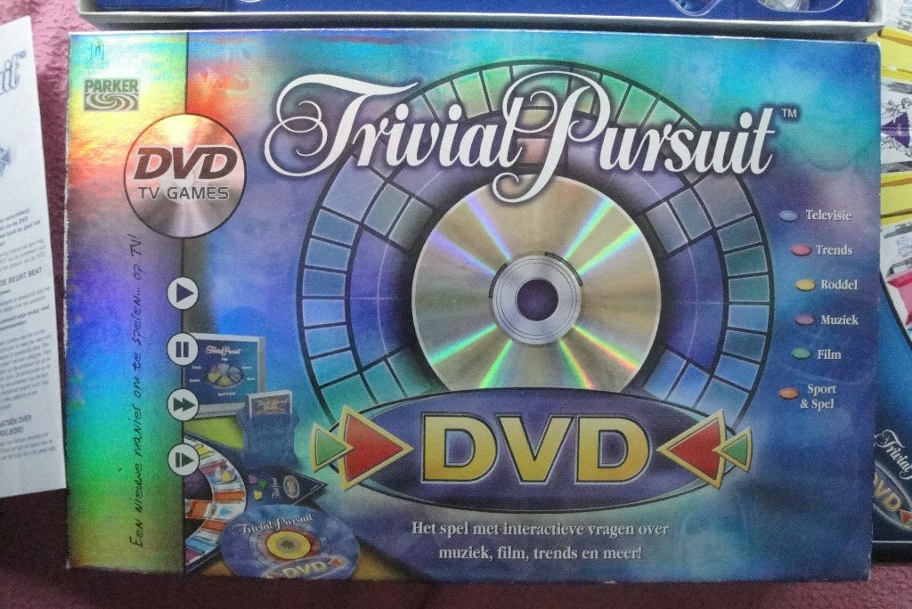 TRIVIAL PURSUIT DVD GAMES VAN PARKER 2tot24sp. 4,95euro., Hobby en Vrije tijd, Een of twee spelers, Ophalen of Verzenden, Zo goed als nieuw