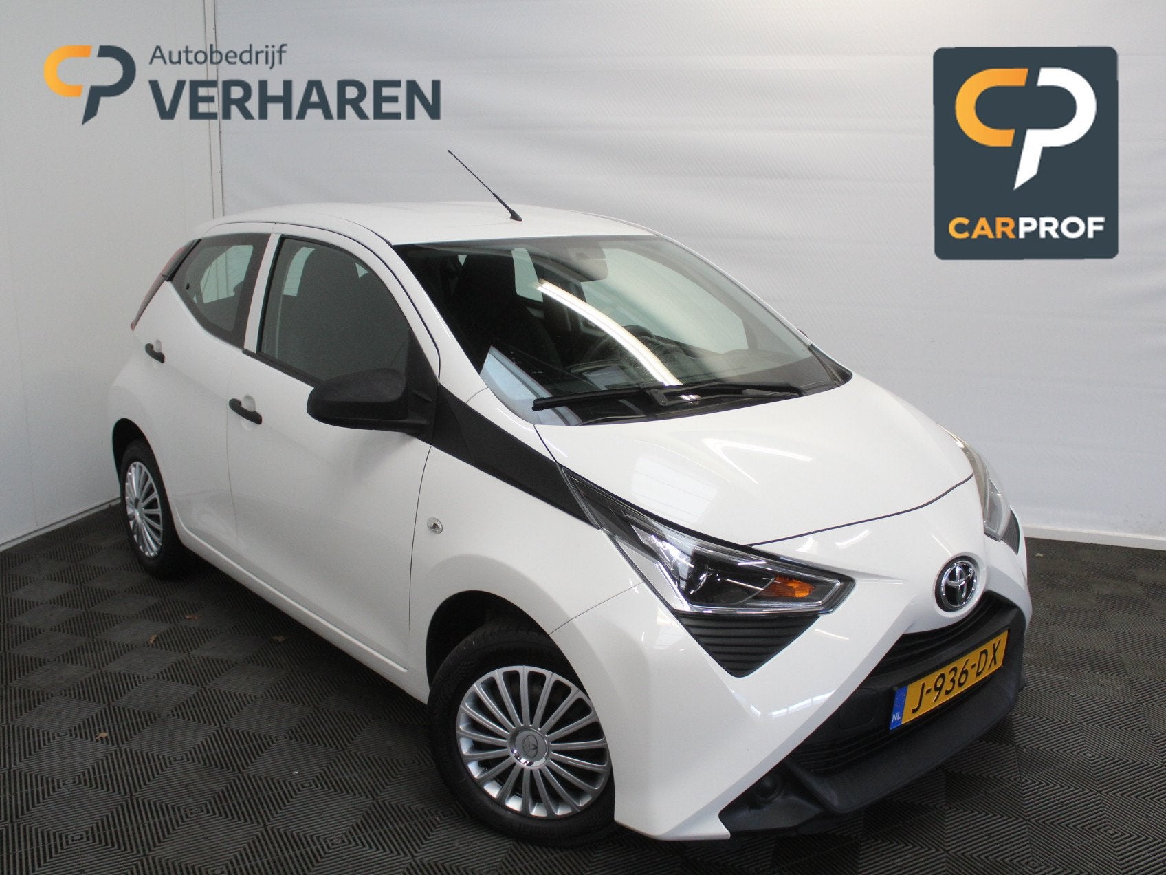 Toyota Aygo 1.0 VVT-i x-fun AIRCO | LED | BLUETOOTH | ELRM |, Voorwielaandrijving, Stof, Gebruikt, 4 stoelen