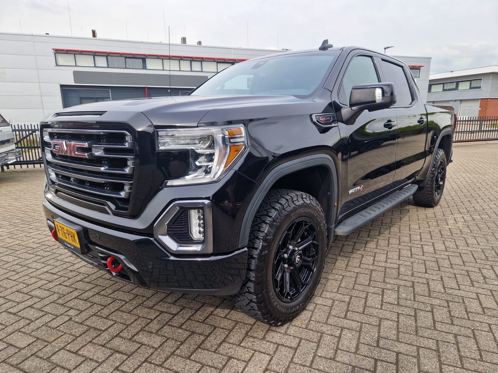 GMC Sierra V8 6,2ltr Nieuwe LPG tank 2021 Zwart, Auto's, Automaat, 2549 kg, 426 pk, Zwart