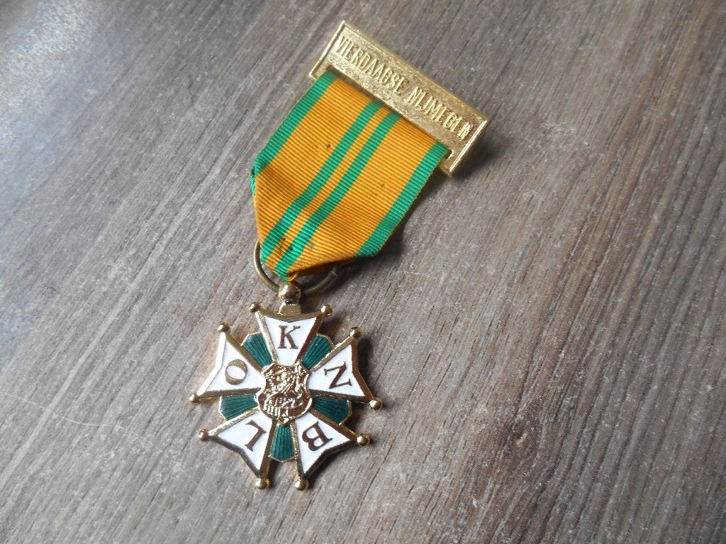 Medaille Vierdaagse Nijmegen voor 10 keer lopen, Verzamelen, Ophalen of Verzenden, Landmacht, Nederland, Lintje, Medaille of Wings