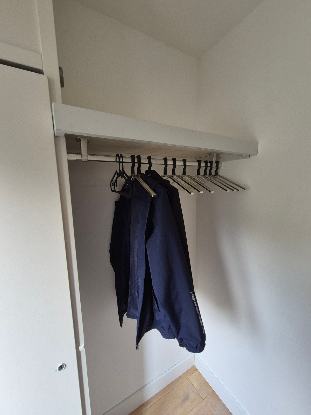 Kapstok met plank en hangers, Ophalen, Zo goed als nieuw, Minder dan 100 cm
