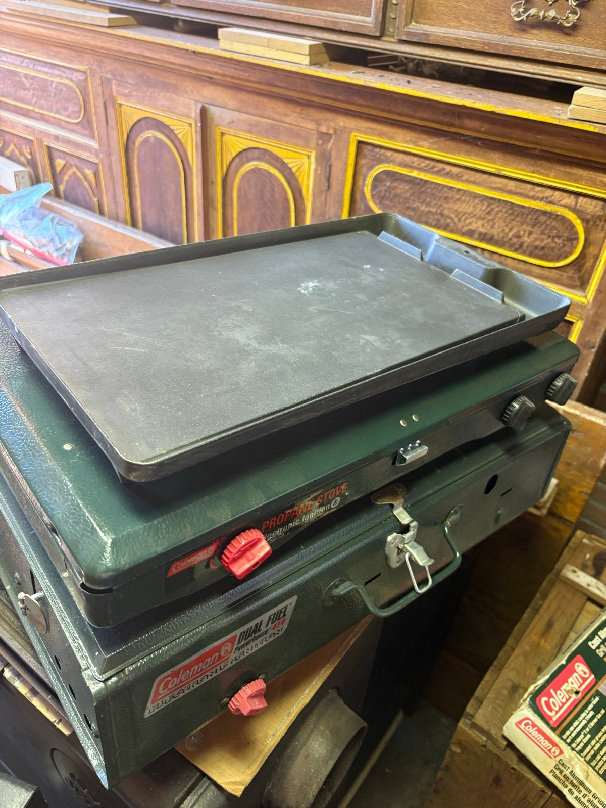Coleman Dual Fuel Propane Stove met Griddle, Ophalen, Gebruikt