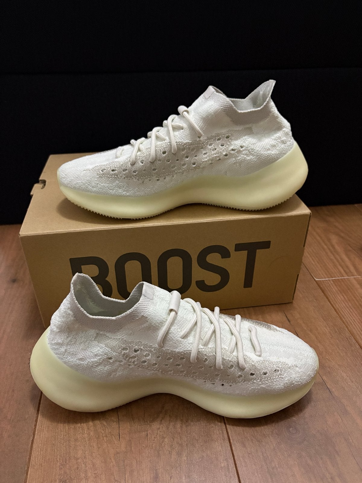 Yeezy Boost 380 calcite glow, Verzenden, Wit, Sneakers of Gympen, Zo goed als nieuw