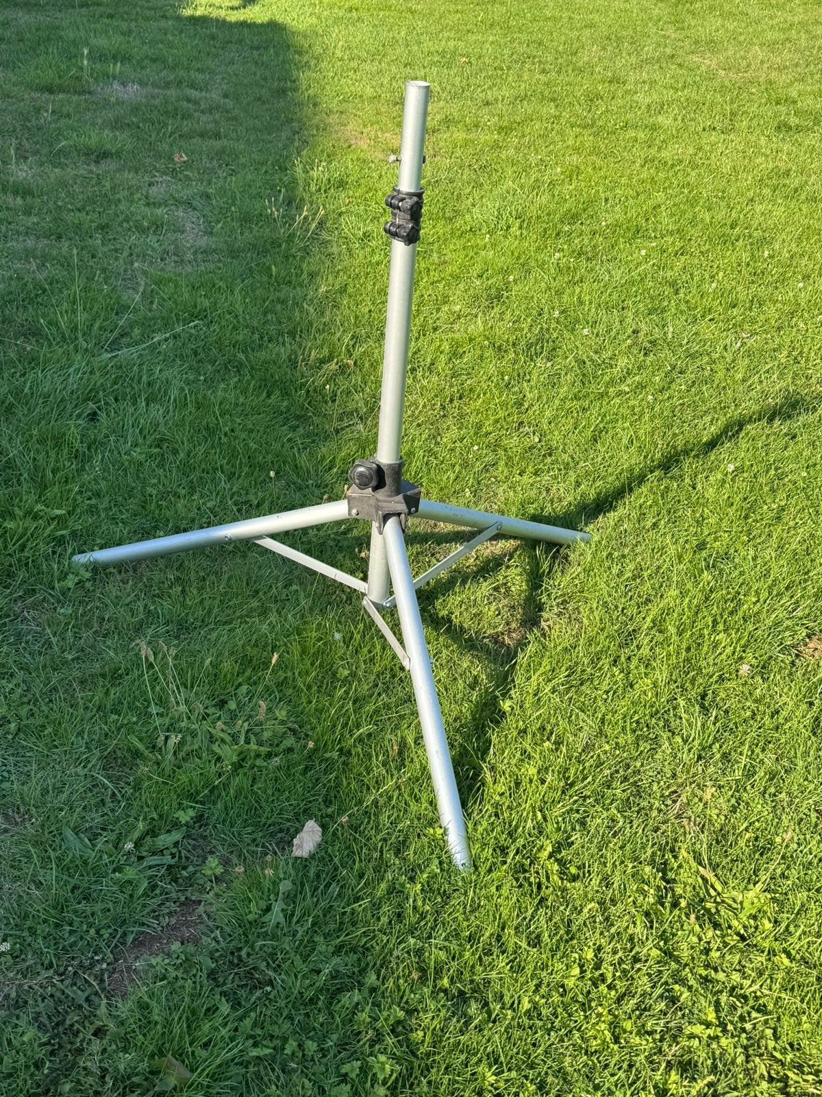 Standaard voor losse sateliet, Ophalen of Verzenden, Gebruikt, (Schotel)antenne-accessoires, Overige merken