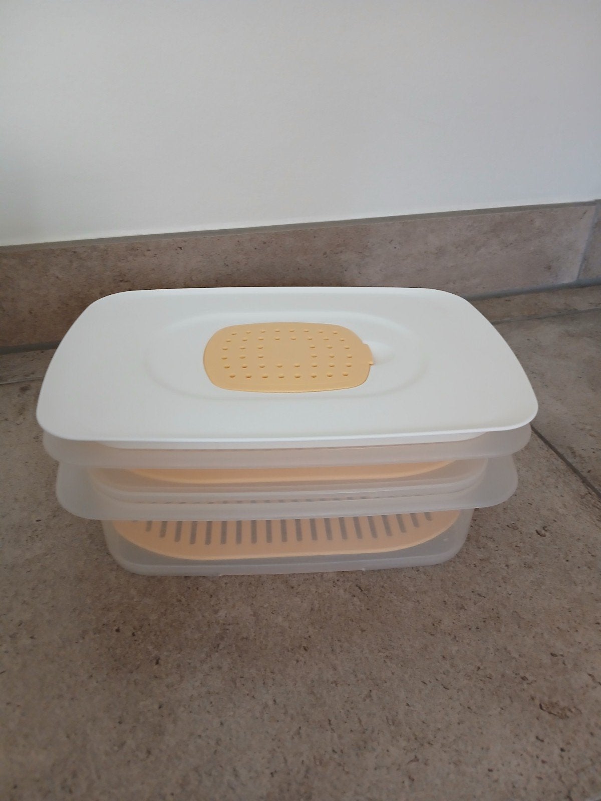 Tupperware vleeswaren/kaasdoos, ventismart met rooster., Ophalen, Zo goed als nieuw, Geel, Overige typen