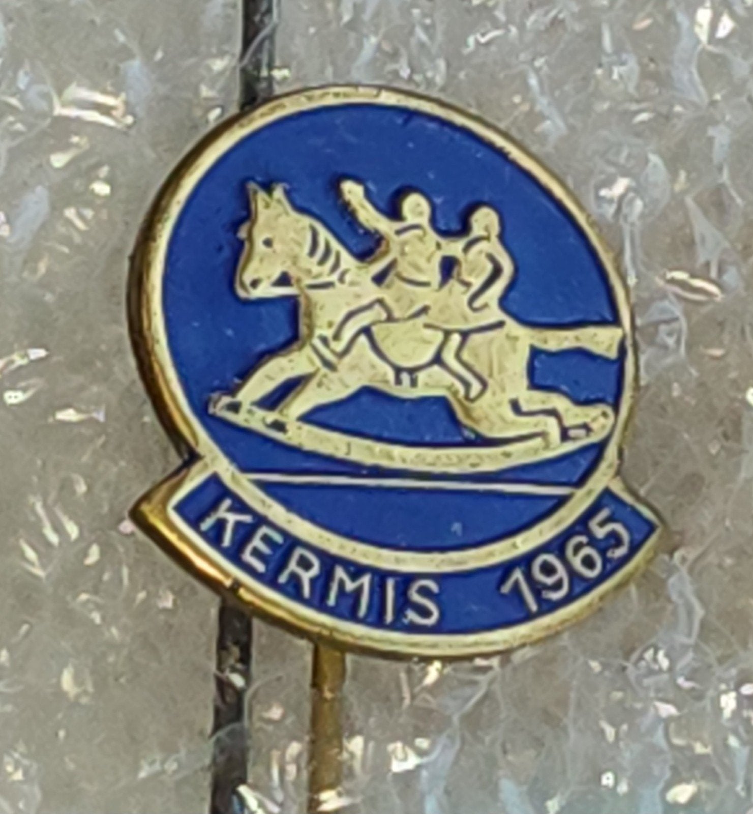 Vintage Speldje Kermis 1965 met Schommelpaard, Verzamelen, Ophalen of Verzenden, Gebruikt, Overige onderwerpen, Speldje of Pin