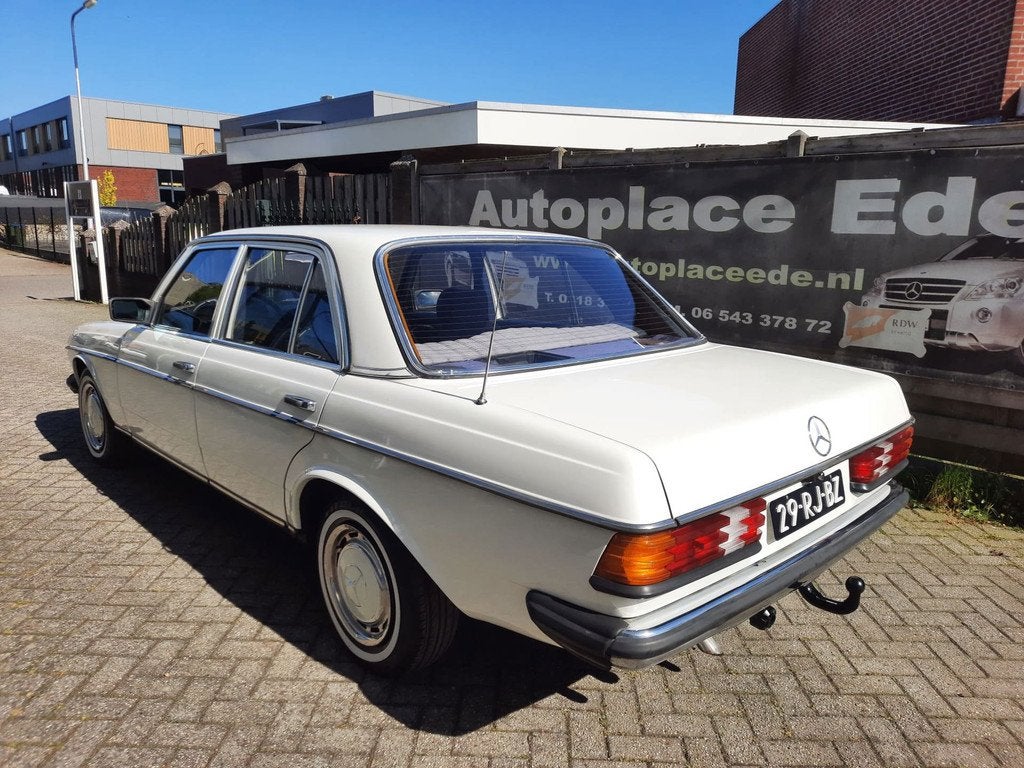 Mercedes-Benz 200-280 (W123) 200 D NIEUW STAAT, Automaat, Achterwielaandrijving, Gebruikt, 60 pk
