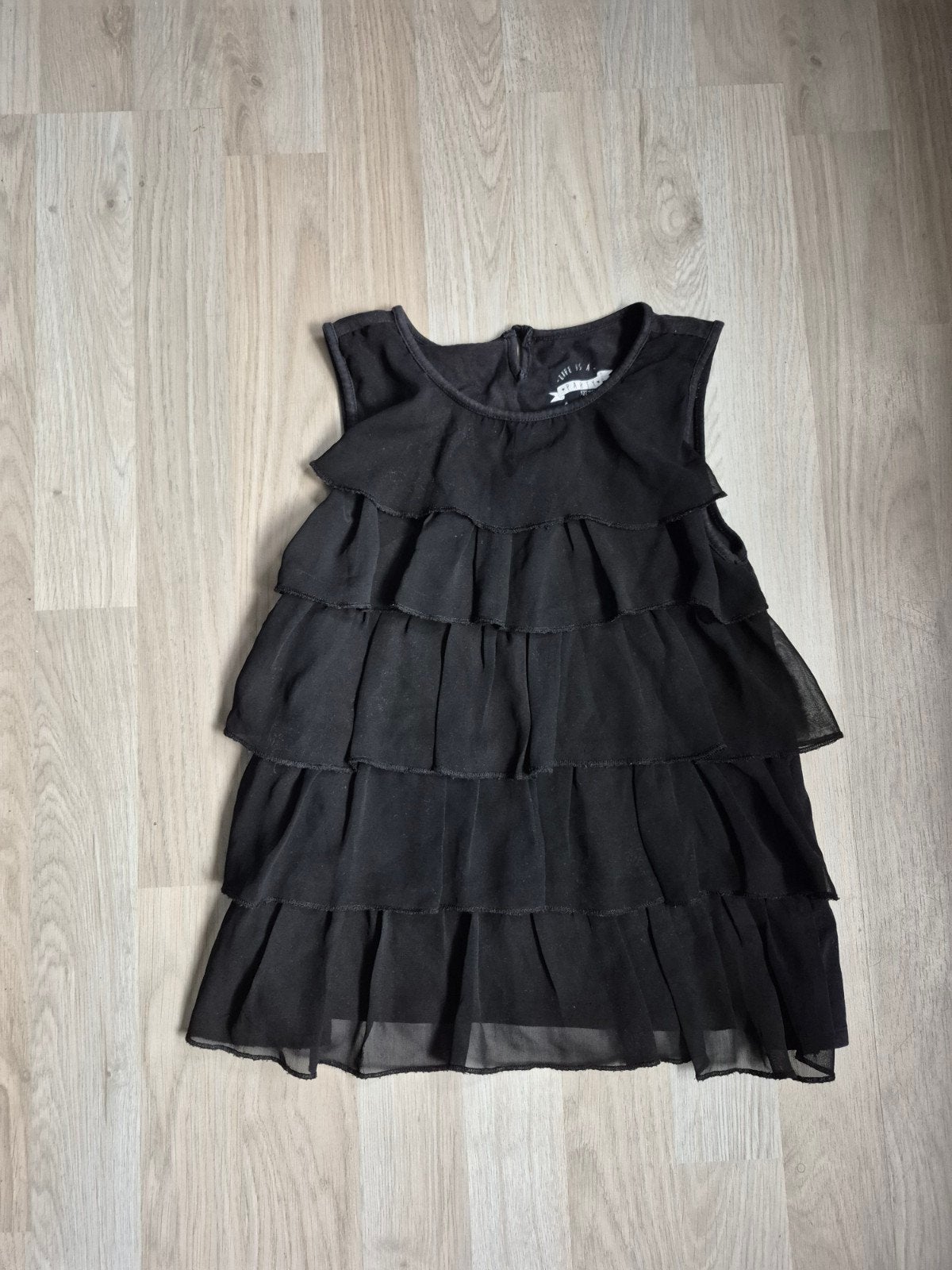 Zwart topje met ruches, maat 122/128, Kinderen en Baby's, Kinderkleding | Maat 122, Ophalen of Verzenden, Gebruikt, Meisje, Shirt of Longsleeve
