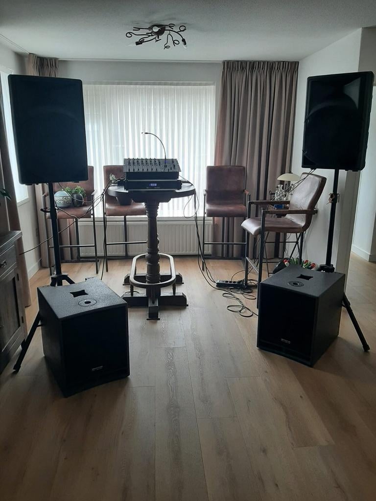 Complete geluidsset - Zo goed als nieuw - 2700 watt, Ophalen