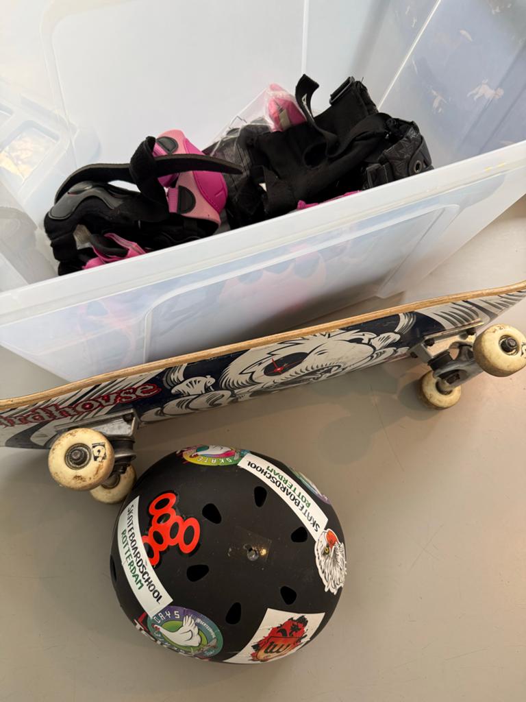 Skateboard met helm en (meerdere sets) bescherming, Sport en Fitness, Skateboarden, Gebruikt, Skateboard, Ophalen