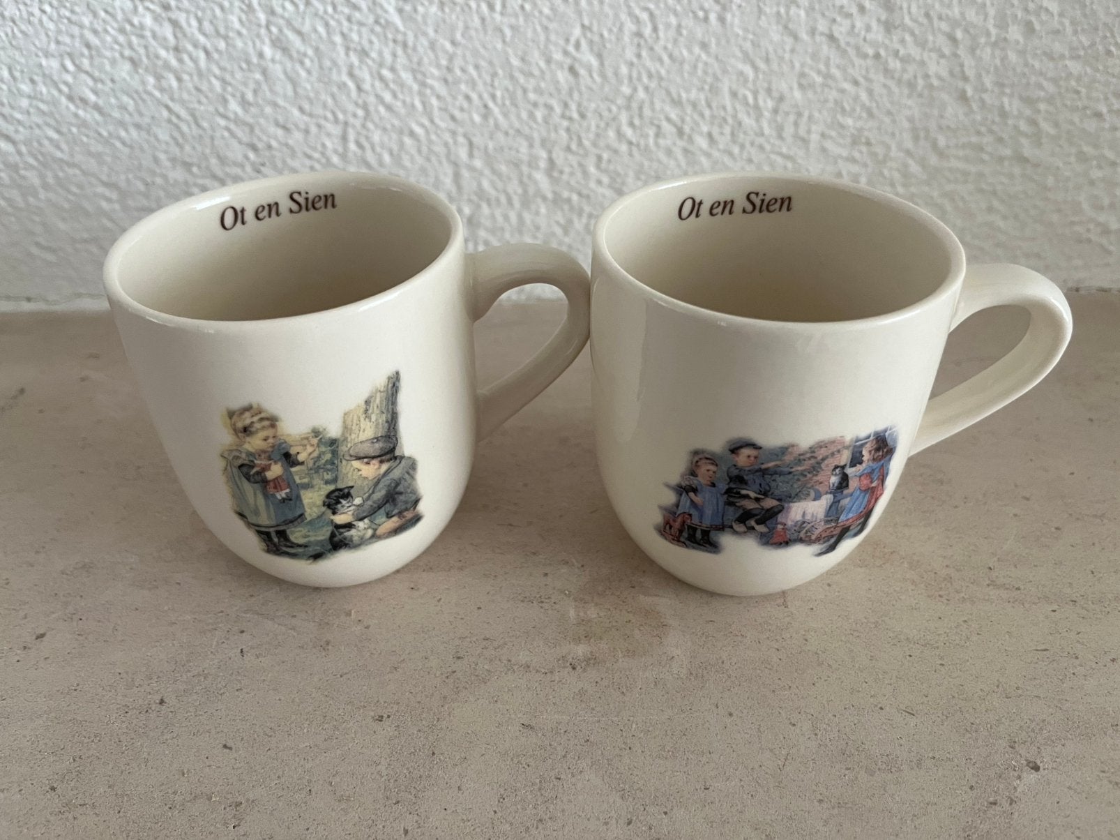 2 mooie nostalgische kopjes van Ot en Sien, Ophalen of Verzenden, Zo goed als nieuw, Vintage, Kop(pen) en/of Schotel(s)