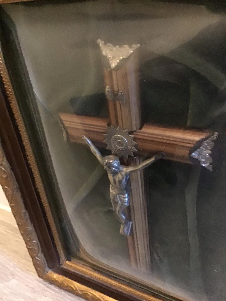 Lijst met kruisbeeld achter bol glas, Ophalen, Gebruikt, Christendom | Katholiek