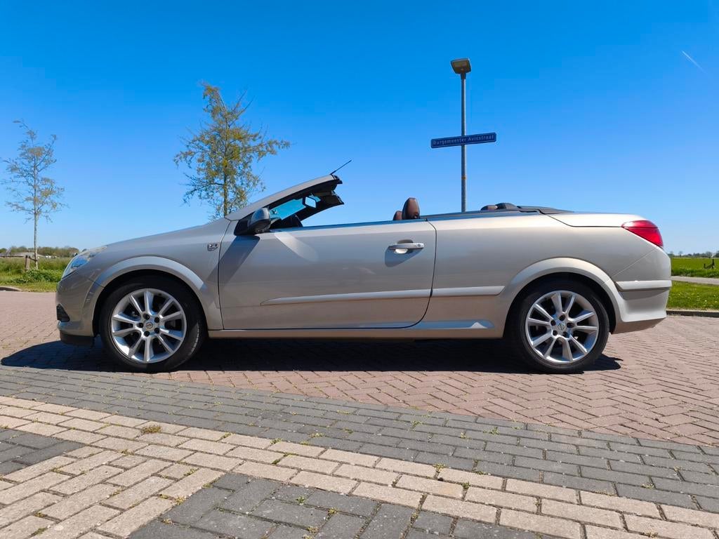 Opel Astra TwinTop 1.8-16V 140pk, december 2009, Voorwielaandrijving, 4 cilinders, Cabriolet, 4 stoelen
